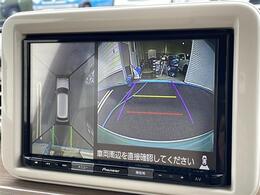 【全方位モニター】クルマを真上から見下ろした視点で駐車をサポートします！死角からの障害物にいち早く気が付くことができます。