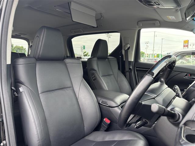 【運転席】座り心地が良いシートなので長時間の運転でも快適にお過ごしいただけます。新品のフロアマットのご注文も可能です。掲載箇所以外にご希望の写真がございましたらお気軽にお問い合わせ下さい。