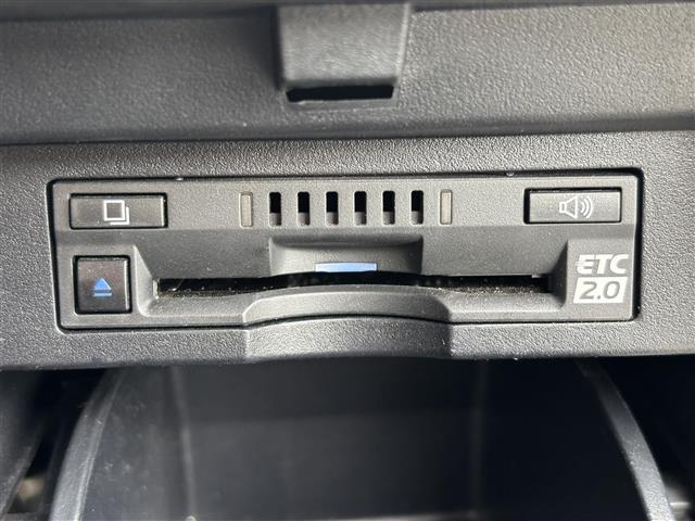【ETC】有料道路を利用する際に料金所で停止することなく通過できる、ETC車載器（ノンストップ自動料金収受システム機器）が装備されています。セットアップを行うことで利用可能になります。