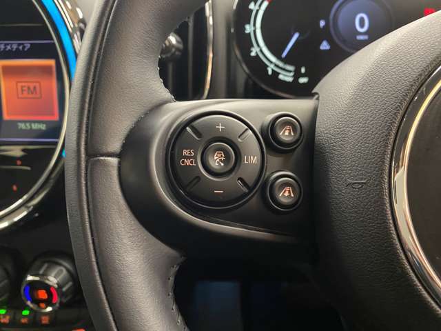 アダプティブ・クルーズコントロールを装備。設定した速度を維持するだけでなく、前方の車との車間距離を維持し、自動での追従走行が可能です。アクセル・ブレーキともに自動で行います。