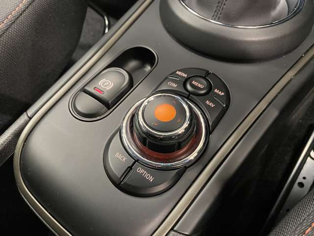 こちらのコントローラーで、ナビなどの操作を行います。