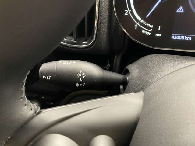 左のレバーで、方向指示器の操作を行います。