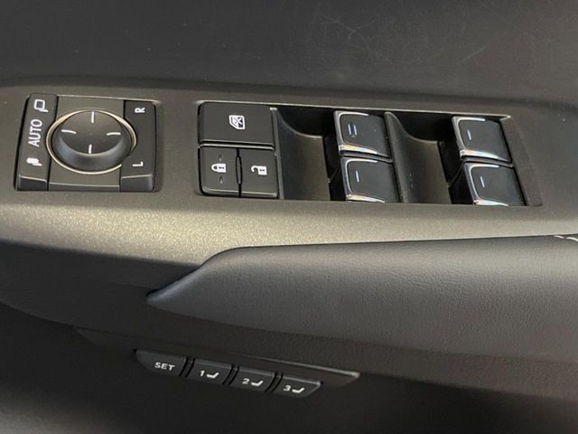 【メモリー機能付きパワーシート】ドライバーごとに設定したシート位置を記憶して、ボタン一つで切り替えできる便利な機能！運転する方が複数名いらっしゃるご家庭におすすめです♪