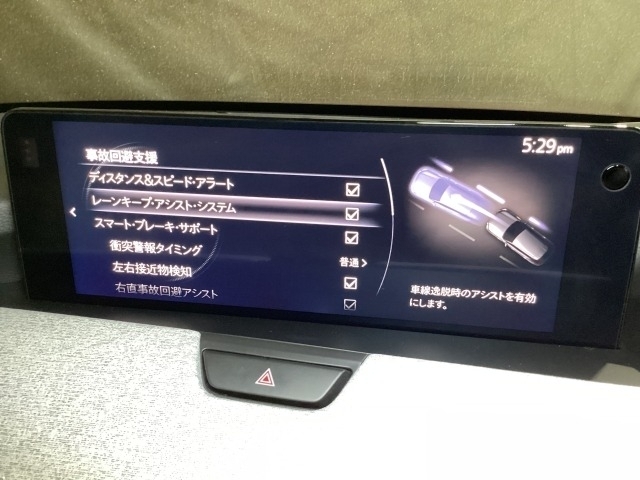 ハンドル操作をアシストすることにより車線からの逸脱回避を支援します。