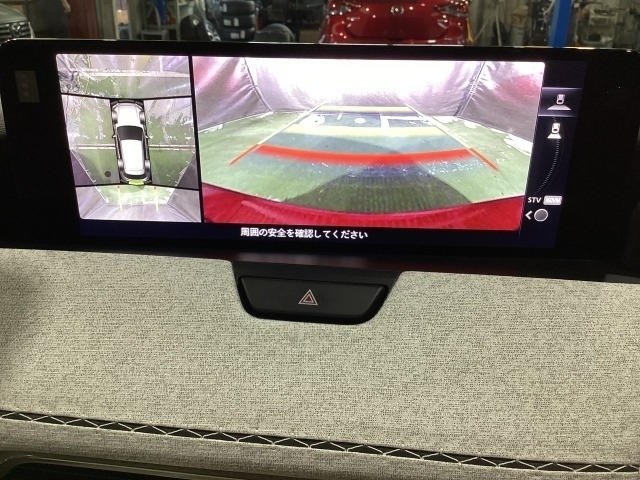 狭い場所での駐車やすれ違いなどでより的確な運転操作に役立つ360°ビューモニターが装備されています。