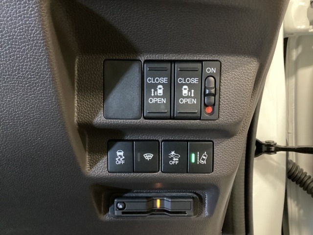 両側電動スライドドアは運転席から操作ができるよう、操作スイッチが付いています。Hondaセンシング用のVSA解除とレーンキープアシストシステムなどのメインスイッチも装備しています。