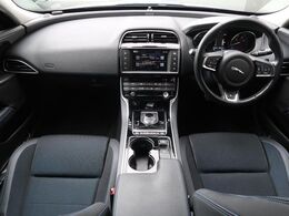 認定中古車　MERIDIAN　18インチブラックAW　シートヒーター　メモリー付き電動シート　ステアリングパドルシフト　電動ステアリングコラム　リアビューカメラ　JaguarDriveコントロール