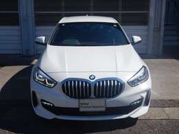 LEDヘッドライト：先進のLEDテクノロジーを採用。照射される白色光の周波特性は太陽に近く、自然な明るさで夜道を明確に照らし出します