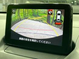 【バックカメラ】駐車時に後方がリアルタイム映像で確認できます。大型商業施設や立体駐車場での駐車時や、夜間のバック時に大活躍！運転スキルに関わらず、今や必須となった装備のひとつです！