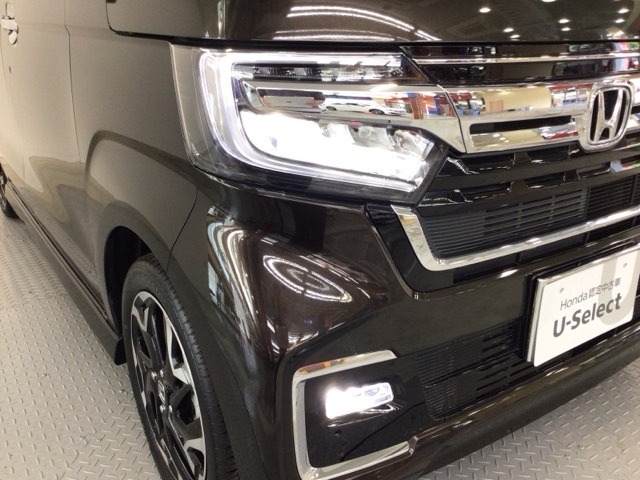 【LEDヘッドライト】ディスチャージヘッドライト（HID）と同等の明るさで、夜道や雨天走行が明るく視界良好！！　フォグライトも装備で、安心感さらにUPです♪安心ドライブを楽しんで下さい♪