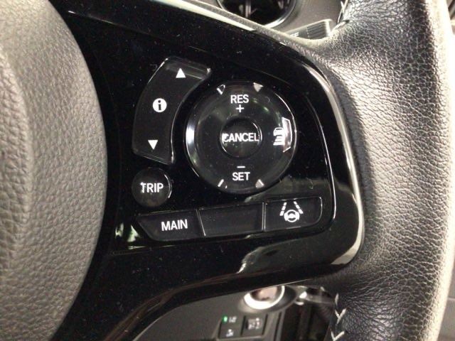 【アダプティブ・クルーズ・コントロール】予め設定した車速内でクルマが自動的に加減速。 前走車との適切な車間距離を維持しながら追従走行し、高速道路でのドライバーの疲労を軽減してくれる嬉しい機能付♪