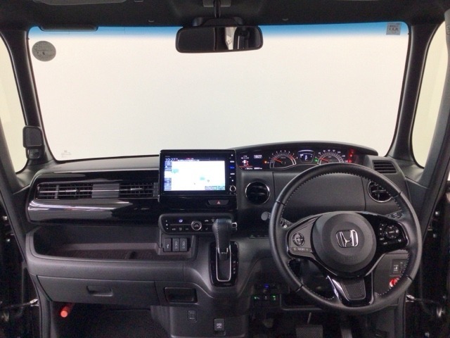 【前方視界】開放的な前方視界！運転がしやすく疲れにくいです♪窓が大きく、見通しがとっても良いおクルマですよ♪