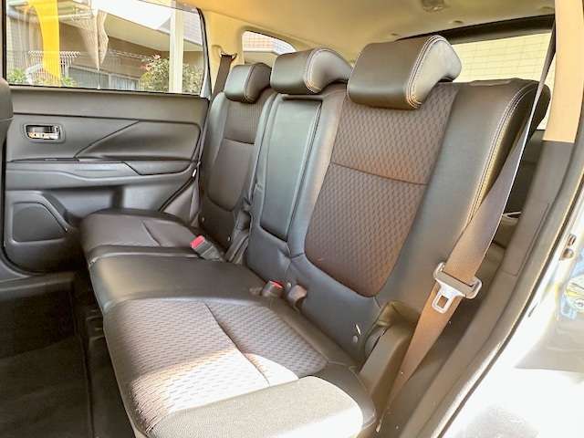 ゆったり座れるリアシート！足元スペースも広々としていて、乗り心地も良いです！シートの座り心地も良くてくつろげますよ♪