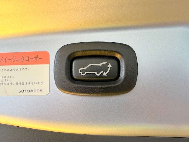 自動でハッチが開閉できるパワーバックドア付き！大きなハッチもボタン一つで開け閉め簡単！かなり重宝する装備です！