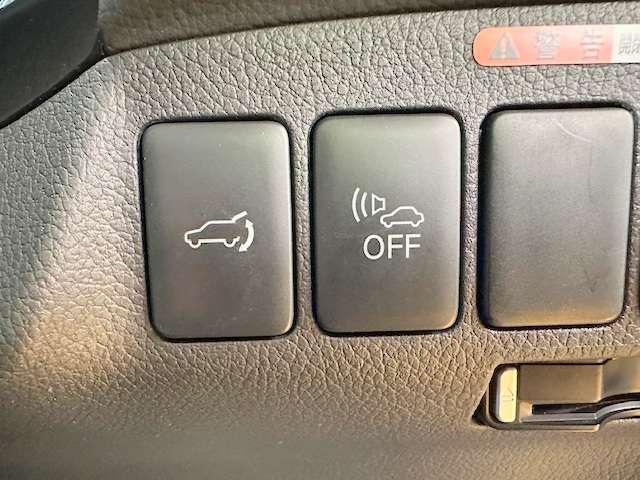 自動でハッチが開閉できるパワーバックドア付き！大きなハッチもボタン一つで開け閉め簡単！かなり重宝する装備です！