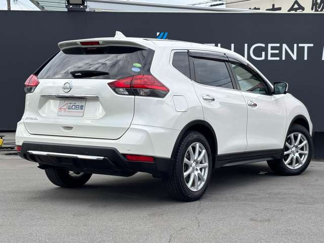 ☆こちらのお車はエクストレイル20Xi、お色はブリリアントホワイトパールございます。