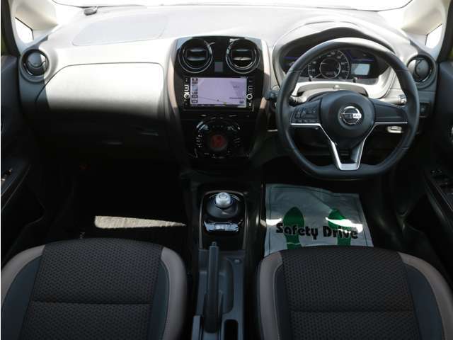 すっきりとしたノートらしいデザインのダッシュ回り！フロントビューの視認性もよく運転しやすいと思います★