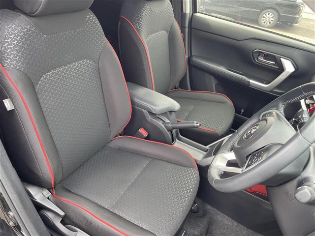 こちらは運転席のシートです。納車前には自社でしっかりクリーニングを行います。また、『AD除菌やシート撥水コーティング（別途料金）』などの、クリーニングメニューもご用意しております。