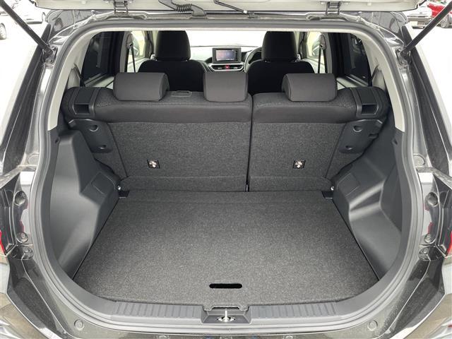 こちらトランク周りの写真になります。荷室は比較的大きく設計されていると思います。いつでも、お問い合わせお待ちしております。フリーダイヤルもご用意しております。