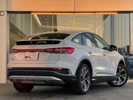 滑らかに発色する一文字のテールランプがQ4の特徴です。