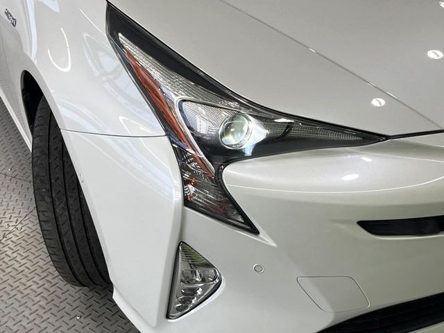 【LEDヘッドライト】悪天候や夜間走行時も良好な視界を確保し安心して運転できる高輝度LEDヘッドライトを装備！点灯速度が早く、消費電力も抑えられています。