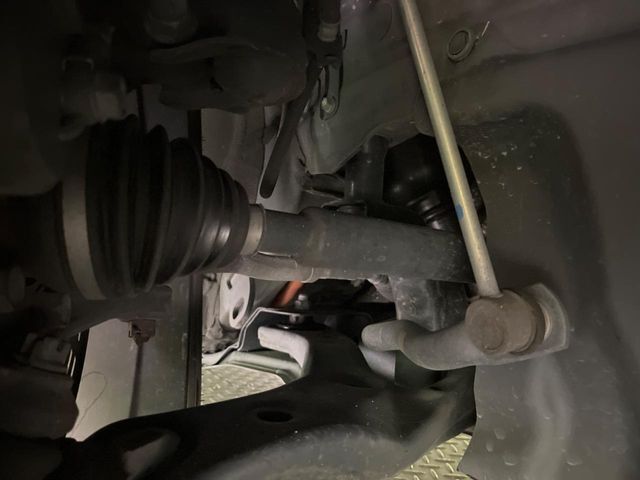 お車を安心してお乗りいただく為には、足回りの定期点検が欠かせません。サービスサポート（有償保証）では無料点検もご提供しており、安心のカーライフをお過ごしいただけるサポート体制が整っています。