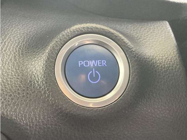 システムスタートボタンです。キーが車内にあれば、HVシステムの始動・停止はブレーキを踏んでスイッチを押すだけ！キーを取り出す手間を省き、ワンプッシュで簡単でスムーズです。