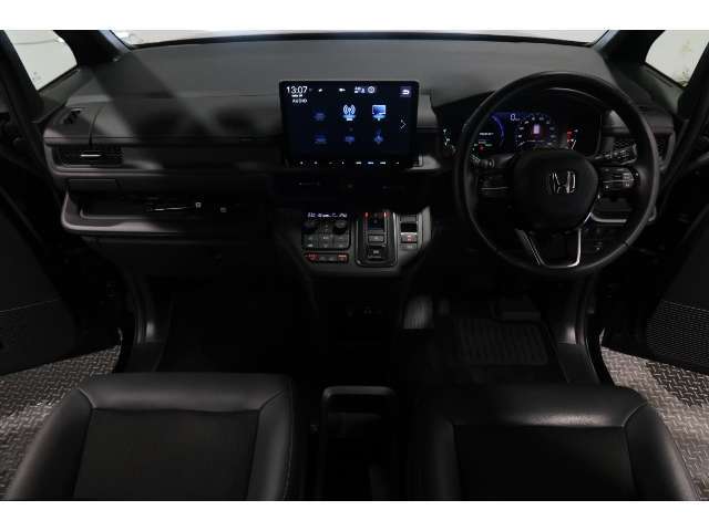 ドライバーを包み込むように、ディスプレーやスイッチ、コンソールを配置。座った瞬間から運転への期待が！空間そのものの心地よさにこだわっています。