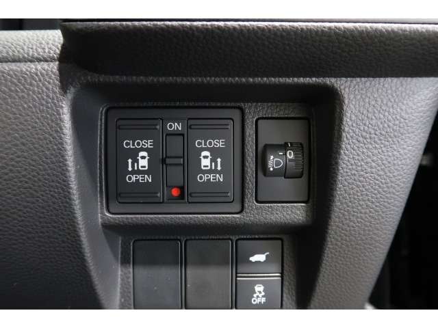 ◆◆両側電動スライドドア！！荷物で手が塞がる時など簡単にドアの開閉が出来ます！何より力いらずで開閉OK！女性やお年寄りにも優しい♪電動機能はOFFにもできますから元気なお子様の駆け出しも安心！