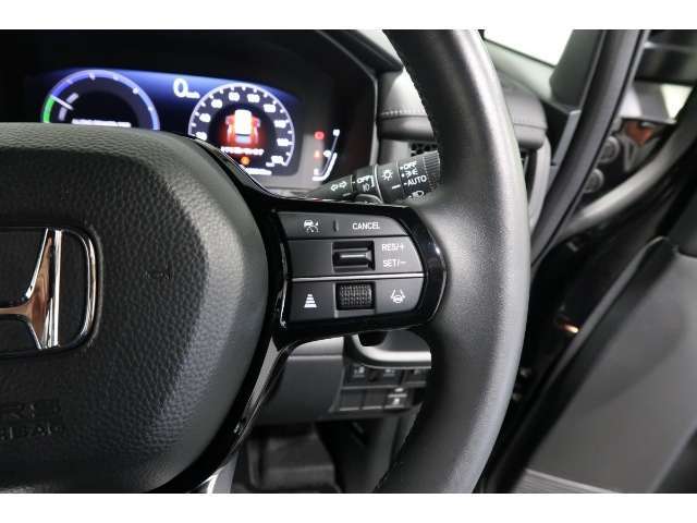 Hondaセンシングの機能のひとつ、アダプティブクルーズコントロール付！アクセルから足を離しても設定したスピードと前車との車間を保ち走行してくれます！車線維持もアシスト☆高速道路で疲労軽減ですね☆