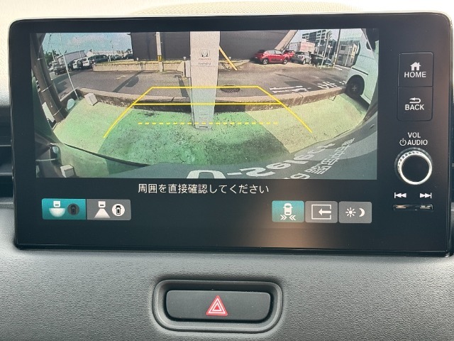 後退時に車両の後ろ側をモニター画面に表示します。車庫入れなどでバックする際に後方確認ができて便利です。車庫入れが苦手な人もこれで安心。
