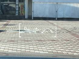 【カラーヘッドアップディスプレイ】現在の速度や走行情報をデジタル表示で運転席前方のガラスに投影！カラー付きで視認性も高く、運転中目線をずらさず必要な情報を確認できるのでとっても便利で安心！