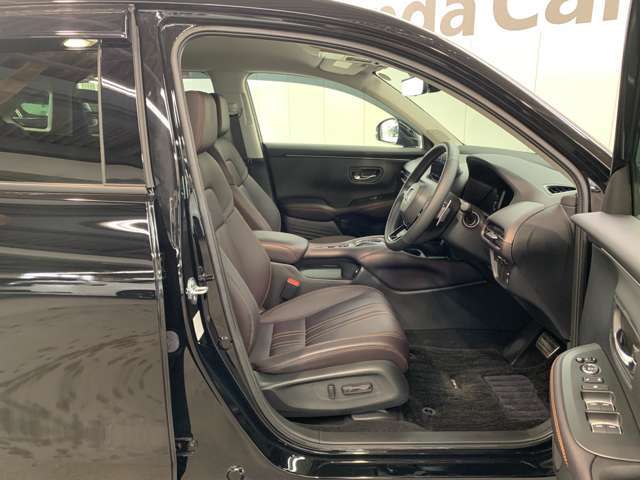 全身を包み込むような形状のシートです。体をしっかりとホールドしてくれるので長距離ドライブでも疲れにくいんですよ！