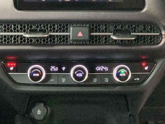 より快適にドライブを過ごして頂ける様に簡単に調整ができるオートエアコンを装備しております！ワンタッチですのでどなたでも簡単に操作できます！室内はこれでいつでも快適に保たれます。