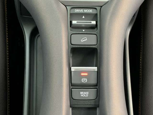 電子パーキングに加えてブレーキホールドシステムを装備しておりますので、信号待ちや踏み切り待ちでもブレーキを踏まずに停止できます！発進する際はアクセルを踏むだけですので渋滞時などはかなり楽ですね！