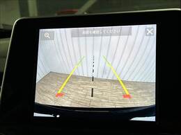 【カラーバックモニター】を装備しております。リアの映像がカラーで映し出されますので日々の駐車も安心安全です。