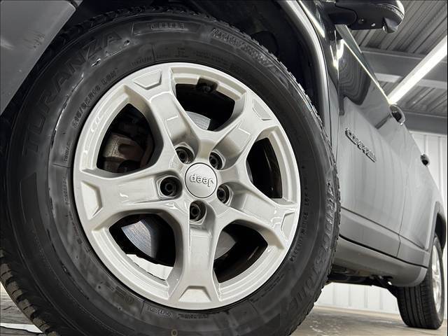 ブリヂストンタイヤ 215/65R16 純正アルミが装備されております。