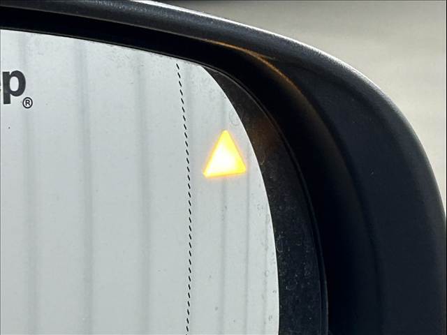 【ブラインドスポットモニター（BSM）】車線変更時に車両後方から来る車両を検知し安全をサポートする装置です。