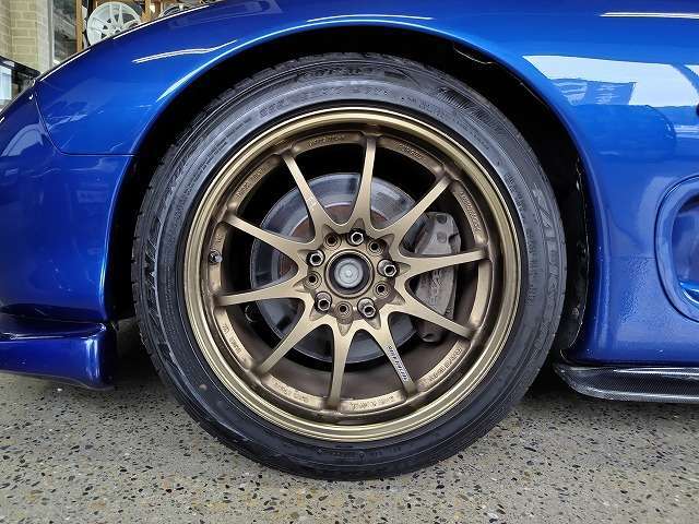 RAYS VOLK RACING CE28 17インチホイールが装着されています。鍛造で軽量、見た目も良く機能性・デザイン性を両立したホイールとなっております。