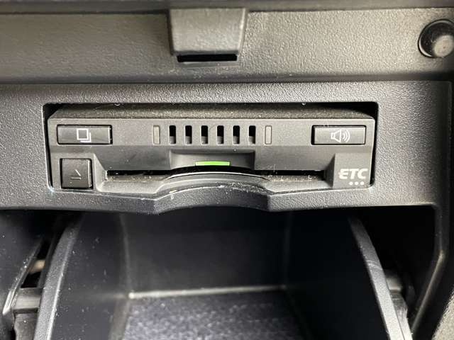 【ETC】有料道路を利用する際に料金所で停止することなく通過できる、ETC車載器（ノンストップ自動料金収受システム機器）が装備されています。セットアップを行うことで利用可能になります。