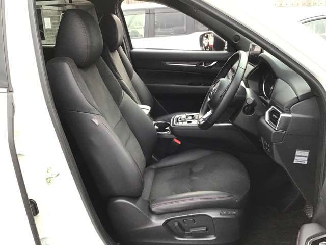 シートバックに体圧を分散できるサスペンションマットを採用、又剛性を高め「体幹」をしっかり支えています。座面には不快に感じる振動をカットするウレタン素材でロングドライブも疲れにくいシートになりました