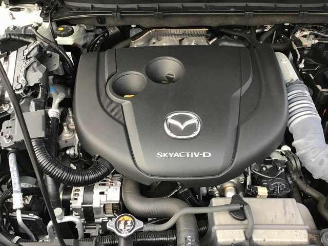 【エンジンルーム】当店自慢の国家資格保有の整備士が、しっかりとコンディションのチェック・整備を行います。その後のメンテナンスもお任せください！！