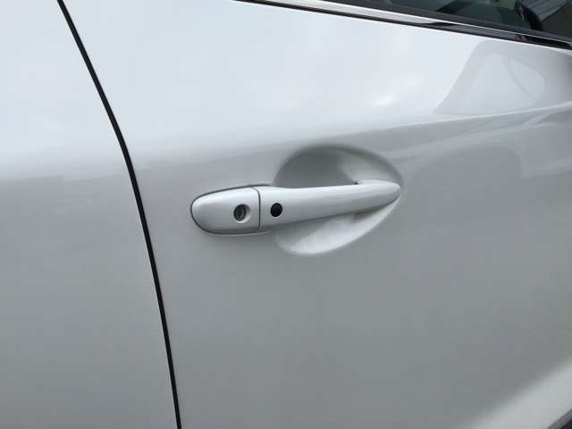 ここのポッチをポチッと押すと・・・ドアロック解除です！