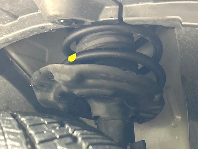 お車を安心してお乗りいただく為には、足回りの定期点検が欠かせません。サービスサポート（有償保証）では無料点検もご提供しており、安心のカーライフをお過ごしいただけるサポート体制が整っています。