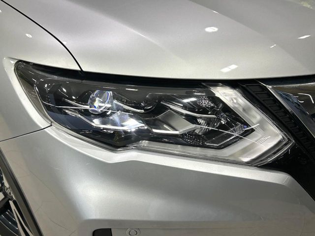 【LEDヘッドライト】悪天候や夜間走行時も良好な視界を確保し安心して運転できる高輝度LEDヘッドライトを装備！点灯速度が早く、消費電力も抑えられています。