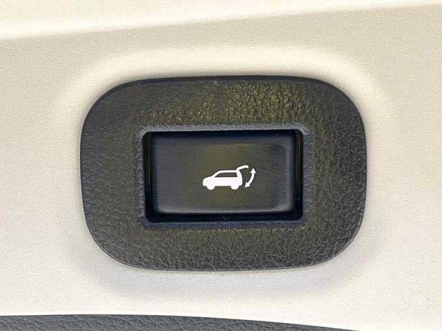 【パワーバックドア】スマートキーや運転席のボタンを押すだけでリアゲートが自動で開閉します！荷物を持っている時や、高い位置にあるバックドアを閉める際に便利な機能です♪
