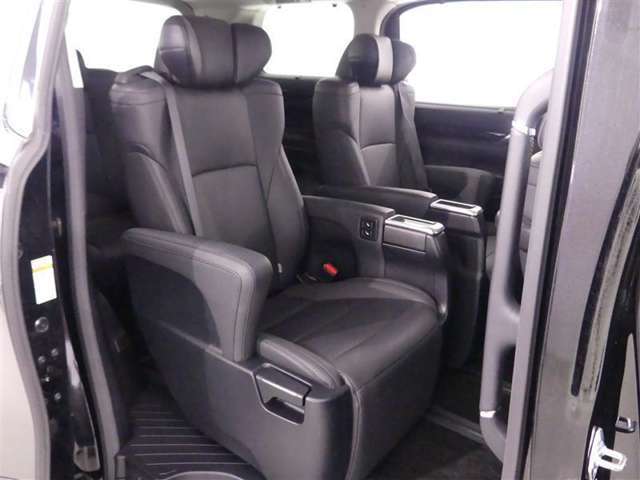 ゆとりある広々とした車内空間は、ドライブを始め買い物やレジャーなど、幅広く活躍します。一人でもみんなとでもお出かけを楽しみましょう！