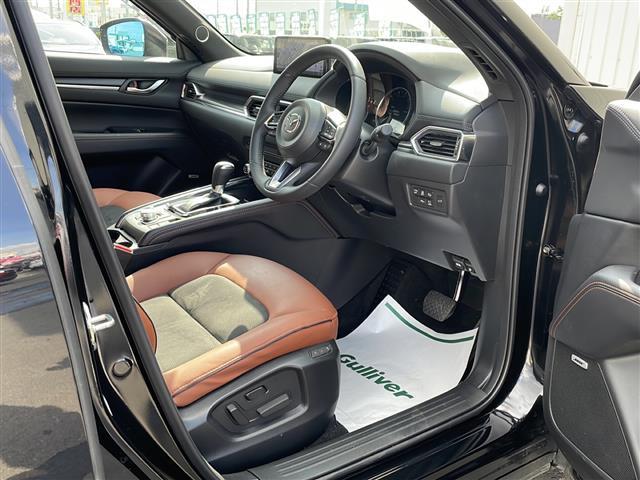 【運転席】座り心地が良いシートなので長時間の運転でも快適にお過ごしいただけます。新品のフロアマットのご注文も可能です。掲載箇所以外にご希望の写真がございましたらお気軽にお問い合わせ下さい。