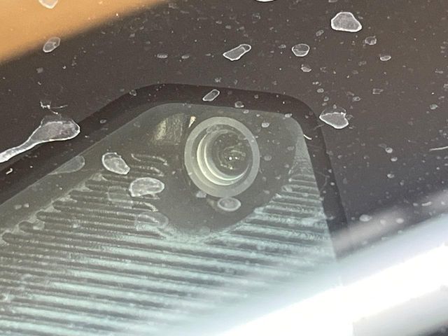 【スマートシティブレーキサポート】低速走行中に前方の車両等を認識し、衝突しそうな時は警報とブレーキで衝突回避と被害軽減をアシスト。より安全にドライブをお楽しみいただけます。