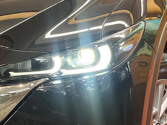 【LEDヘッドライト】悪天候や夜間走行時も良好な視界を確保し安心して運転できる高輝度LEDヘッドライトを装備！点灯速度が早く、消費電力も抑えられています。